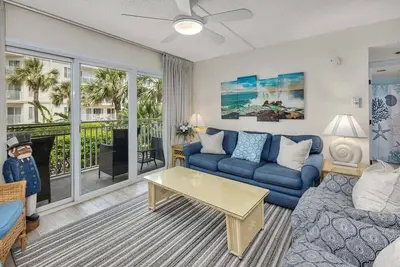 Image de Spacious Oceanfront Condominium