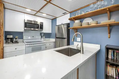 Image de Oceanfront Condominium with Balcony, Pool and Boardwalk to Beach. Partial Ocean View