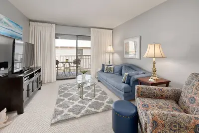 Image de Oceanfront Condominium with Balcony, Pool and Boar