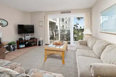 Image de Spacious and Oceanfront Condominium
