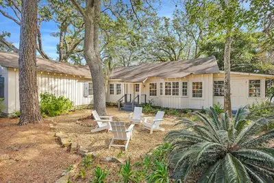 Image de Classic Beach Cottage. Steps from Beach Access and Ocean, adjacent to the King & Prince Hotel.