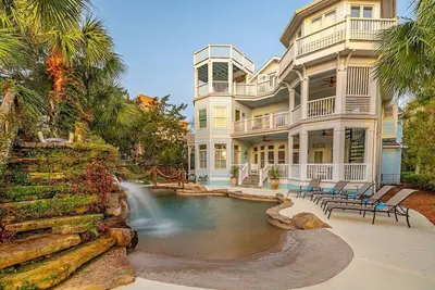 Image de Large Luxury Home with Pool!