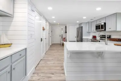 Image de Oceanfront Condominium with Pool. Pet Friendly.