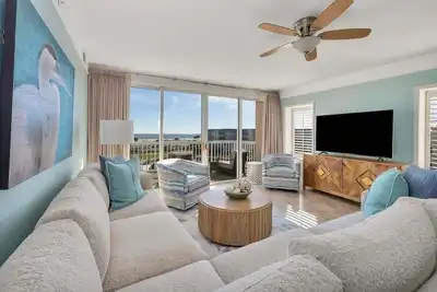 Image de Oceanfront condo is steps from the water.