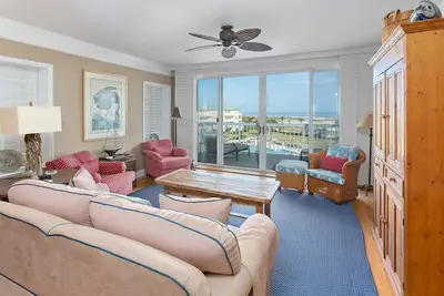 Image de Enjoy Island Living at Beachfront Condominium!