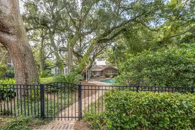 Image de Delightful Pet Friendly Cottage in East Beach Neighborhood with Swimming Pool