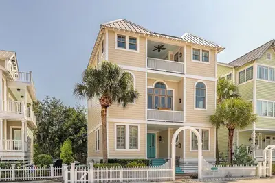 Image de Cottage Steps from the Beach with Community Pool