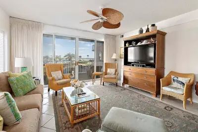 Image de Oceanfront Condominium, Beach Access and Pool!