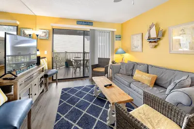 Image de Oceanfront Condominium w/Balcony, Pool and Boardwalk to Beach.