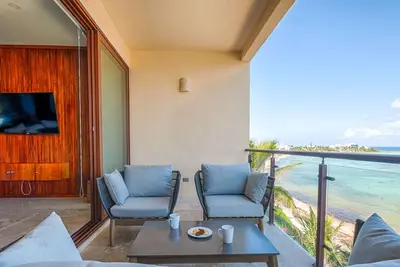 Large upscale penthouse, just right for families or friends, Pool, Ac & WiFi!