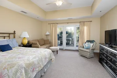 Image de Walk or Bike to Pier and Village from Salt Air Villas! Community Pool and Private Balcony