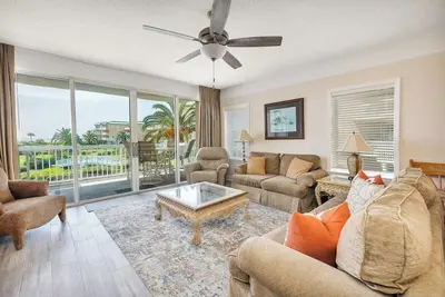 Image de Oceanfront Condo with Direct Access to Courtyard!