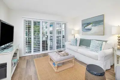 Image de Oceanfront Condominium with Courtyard Views.