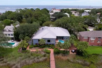 Image de Lux Home, Pool, Riverfront Dock, Gourmet Kitchen.