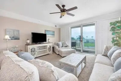 Image de Oceanfront condo with direct courtyard access!