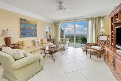 Image de Beachfront Condo, Room for Multiple Families!