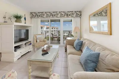 Image de St Simons Island Spacious and Beachfront Condo!