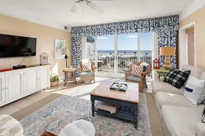 Image de Enjoy a Luxury Getaway at this Oceanfront Condo!