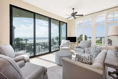 Image de Luxurious Complex, Ocean Views. Steps from Beach.