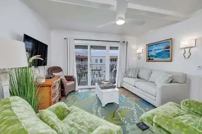 Image de Condo with view over the pool with ocean beyond!
