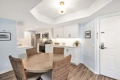 Image de Spacious, Oceanfront Condominium