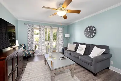 Image de Condominium in St. Simons Island Village Area. Pool, Tennis, Fitness Center and More!