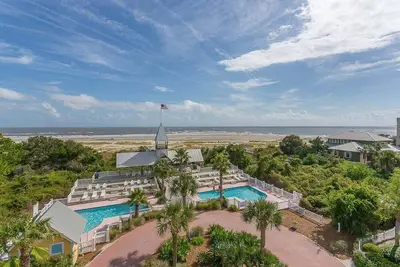 Image de Cottage Steps from the Beach with Community Pool