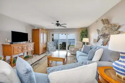 Image de First Floor Oceanfront Condominium in the Heart of