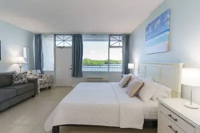 Image de 401 Getaway to a. . . · U401 Balcony w/ River & Sunrise View! Resort Amenities! Free Parking/Wifi