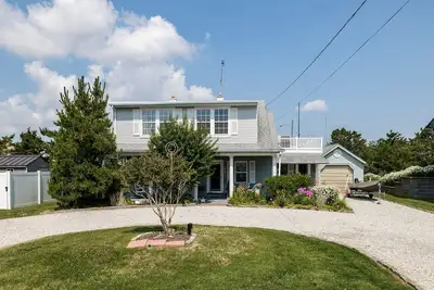 Image de Cozy Shore House, Beach on one side, Bay on the other side