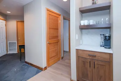 Image de Modern Avon Condo on river near Free Shuttle to Beaver Creek Skiing, Dining! !