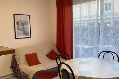 Appartement F2 avec jardinet en rez-de-chaussée de chaussée, calme, 200 m  cure