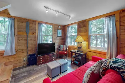 Image de The Cottage | Peaceful 32-Acre Lakefront Getaway | Canoe, Firepit & Big Deck