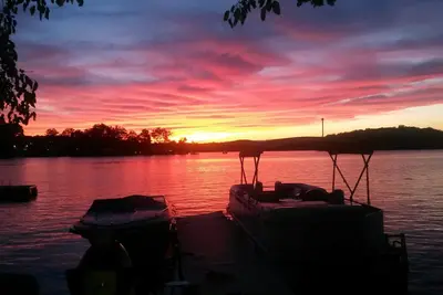 Image de Lake Mahopac House with lakefront & pontoon boat