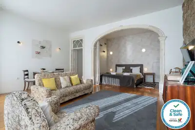 Image de 3 Spacious Flats w/ Jacuzzi & Garden by HostWise