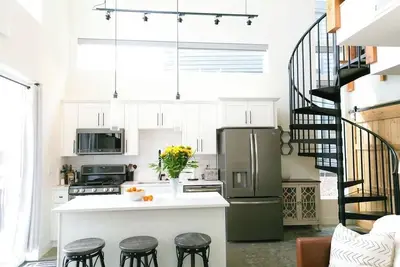 Lux Modern Retreat: Hot tub, 10min to Skiing, Shopping, Restaurants, Cafes & Breweries