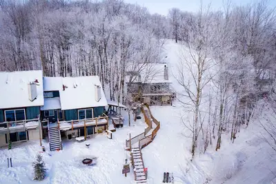 Image de Ski-in ski-out 3 Bdrm Chalet w sauna on slopes & lake - Sleeps 8