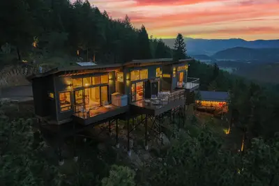 Image de Incredible Luxury Zen Treehouse+Glamping Tent - Views for Miles & Hot Tub/Sauna