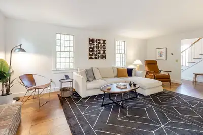 Peaceful half-acre home near ocean, dining & shops and a fire pit