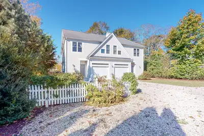 Image de Modern getaway with central Ac, home office, patio, WiFi, grill, & private yard