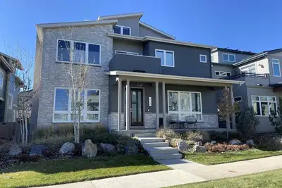 Image de Contemporary executive home with views of the Flatirons from rooftop!