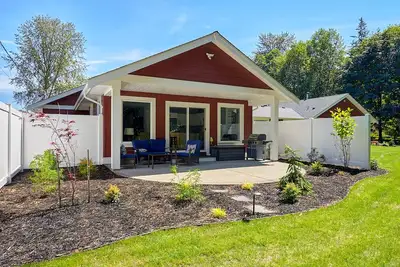 Image de A modern cozy cottage in your own wooded backyard located mid Vancouver Island.