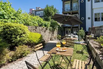 Image de 5 Captivating Flats w/ Garden by HostWise