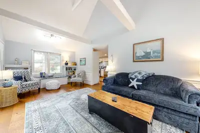 Image de Charming cottage with deck, yard, & Ac - walk to beach, Main Street, & ferry