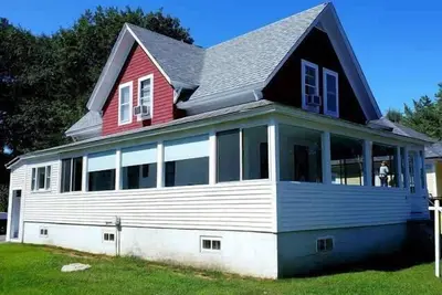 Image de Cozy, classic Maine Cottage