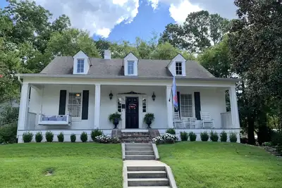 Image de Welcome! ! Between the Square and Grove! Charming House/Best Location