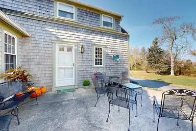 Image de Classic Cape Cod beauty with patio, grill, & office - minutes to beach