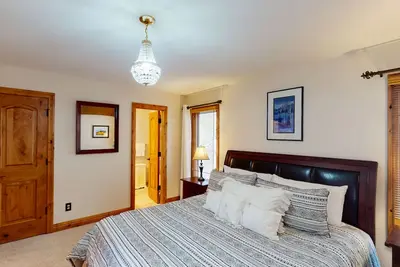 Image de Spacious Townhome on Golf Course – Minutes to Tee, Skiing, Dining & Shops