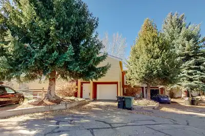 Image de Elegant Mountain-View Condo with Backyard Trails | 8 Minute Walk to Riverwalk