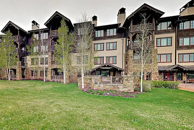Image de The Valley: Luxurious Ski-In/Ski-Out Condo w/ Pool, Hot Tubs, Fire Pit & Gym